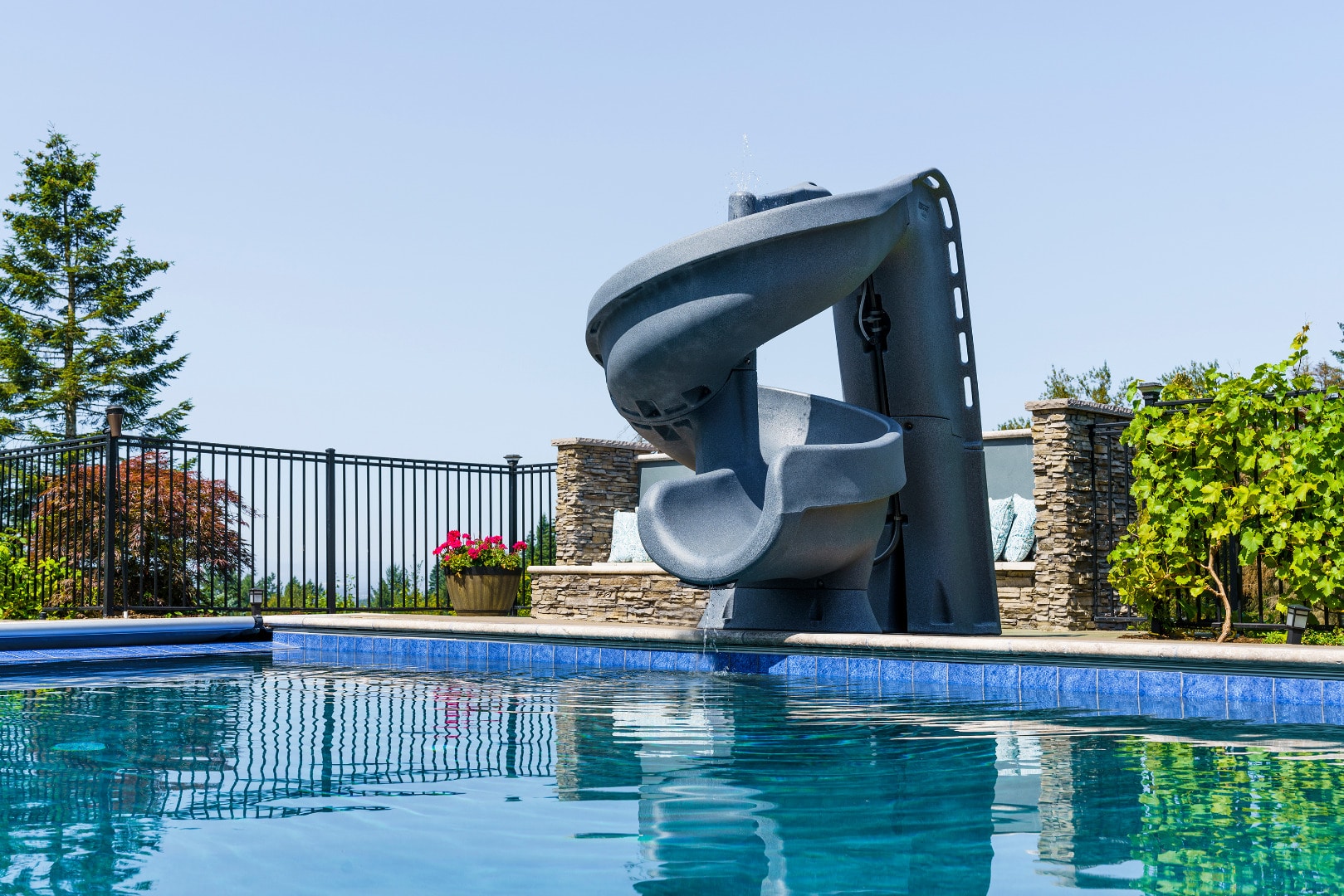 Albercas Aqua | Equipamiento - Toboganes y Trampolines