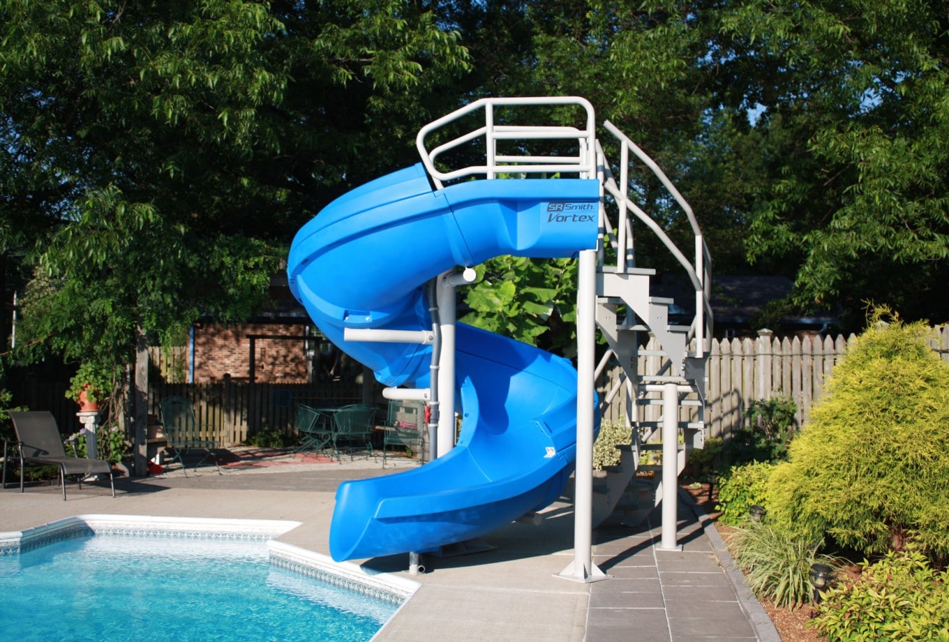 Albercas Aqua | Equipamiento - Toboganes y Trampolines