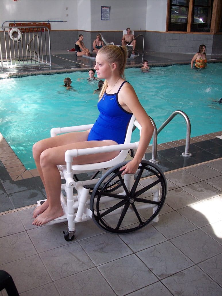 señora usando silla de acceso a la piscina