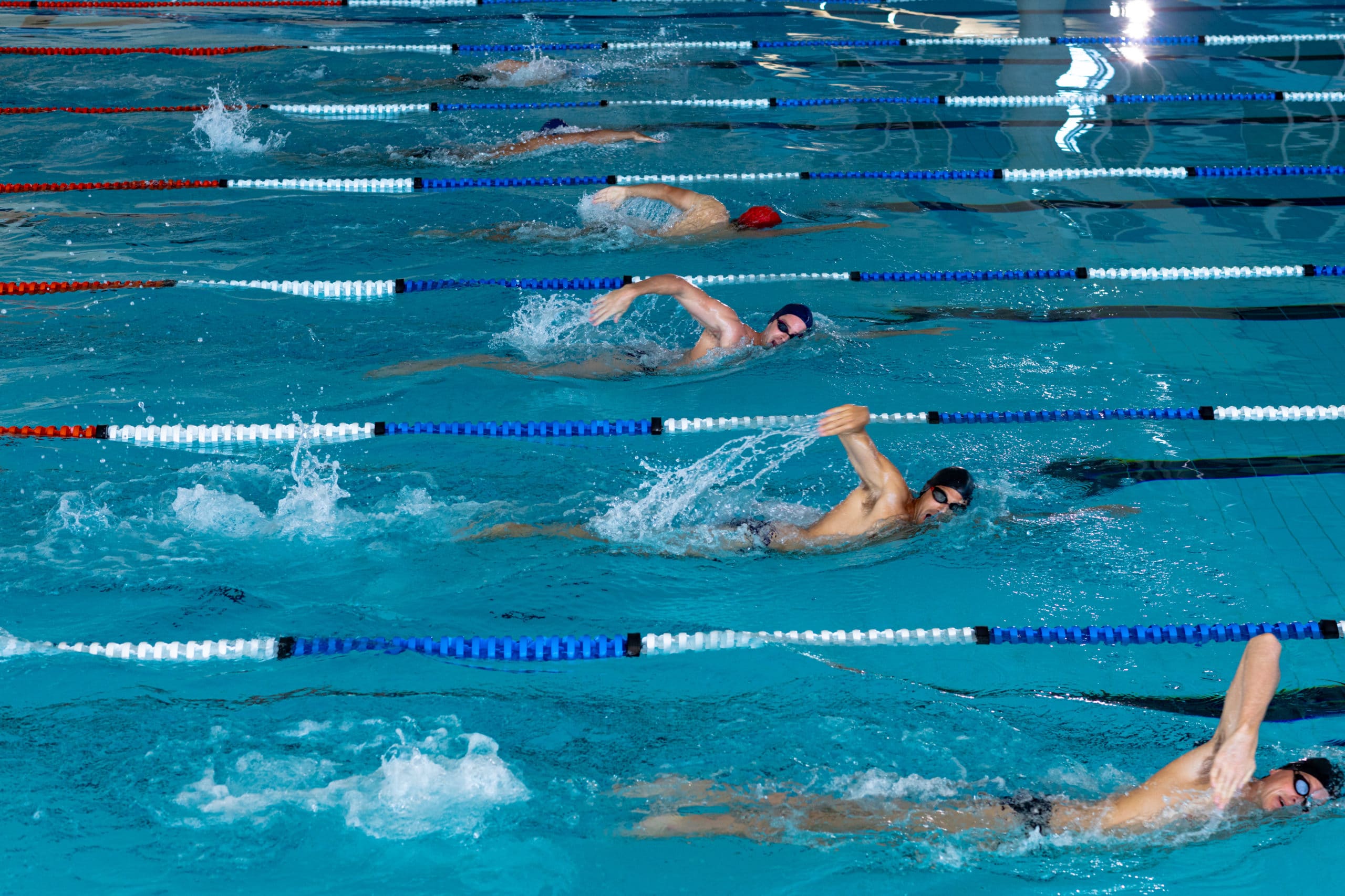 bañistas nadando en piscina olímpica